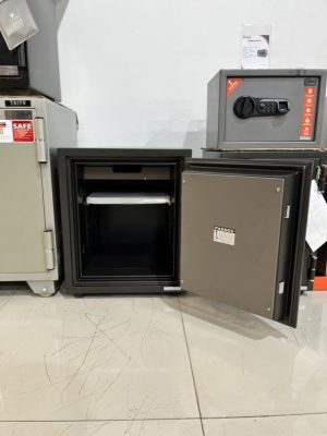 ตู้นิรภัยกันไฟ 50 กิโล รุ่น SS2 (รหัสหมุนหน้ากากโพลี) รุ่น SS2191K1CPL-BK/แนวตั้ง