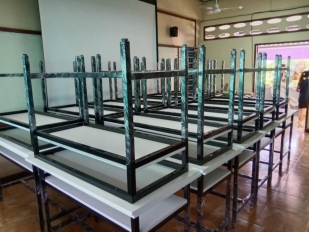 โต๊ะปฏิบัติการ 2 ชั้นหน้าโต๊ะเมลามีนสีขาวโรงเรียนสุโขทัยวิทยาคม ต.บ้านกล้วย อ.เมืองสุโขทัย จ.สุโขทัย