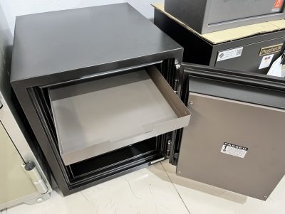 ตู้นิรภัยกันไฟ 50 กิโล รุ่น SS2 (รหัสหมุนหน้ากากโพลี) รุ่น SS2191K1CPL-BK/แนวตั้ง