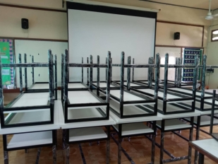 โต๊ะปฏิบัติการ 2 ชั้นหน้าโต๊ะเมลามีนสีขาวโรงเรียนสุโขทัยวิทยาคม ต.บ้านกล้วย อ.เมืองสุโขทัย จ.สุโขทัย