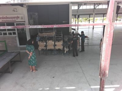 โต๊ะปฎิบัติการ+เก้าอี้กลมนั่งไม้ยาง ส่ง โรงเรียนเบญจมราชูทิศ ต.โพธิ์เสด็จ อ.เมือง จ.นครศรีธรรมราช