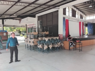 โต๊ะปฎิบัติการ+เก้าอี้กลมนั่งไม้ยาง ส่ง โรงเรียนเบญจมราชูทิศ ต.โพธิ์เสด็จ อ.เมือง จ.นครศรีธรรมราช